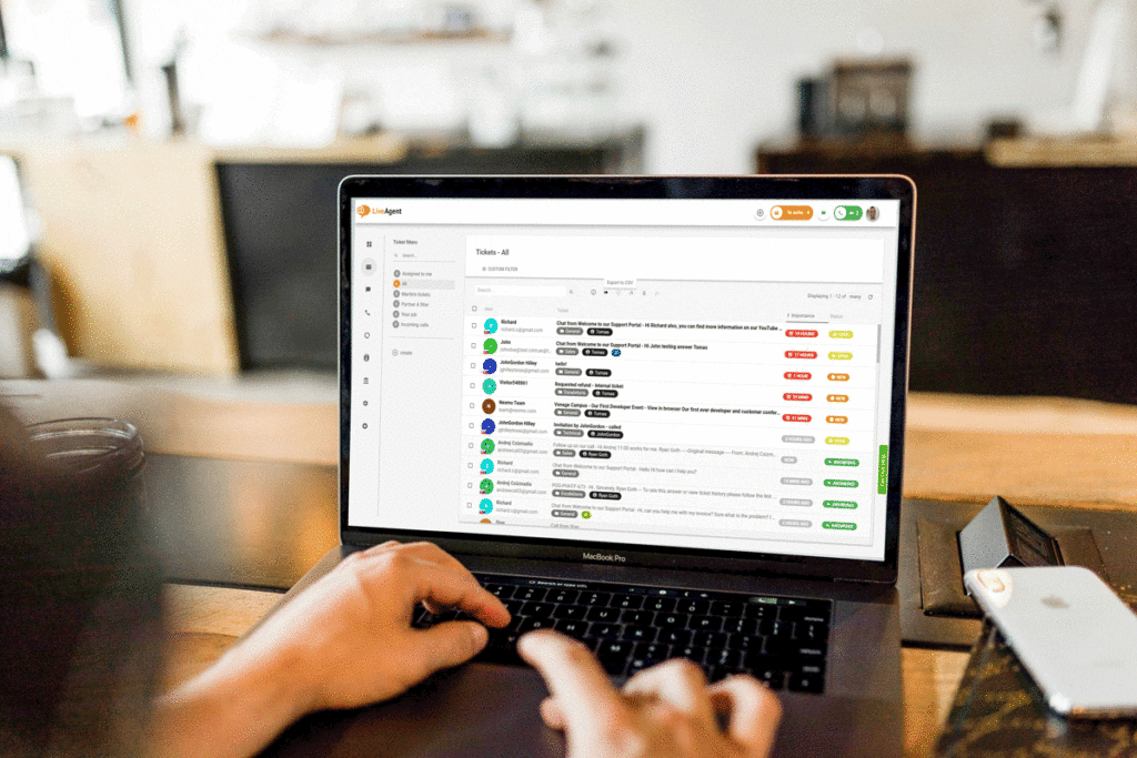 „LiveAgent“ universali pašto dėžutė kompiuterio ekrane